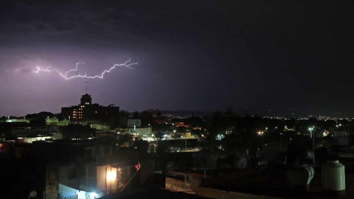 ¿Cómo protegerse de los rayos durante una tormenta eléctrica?