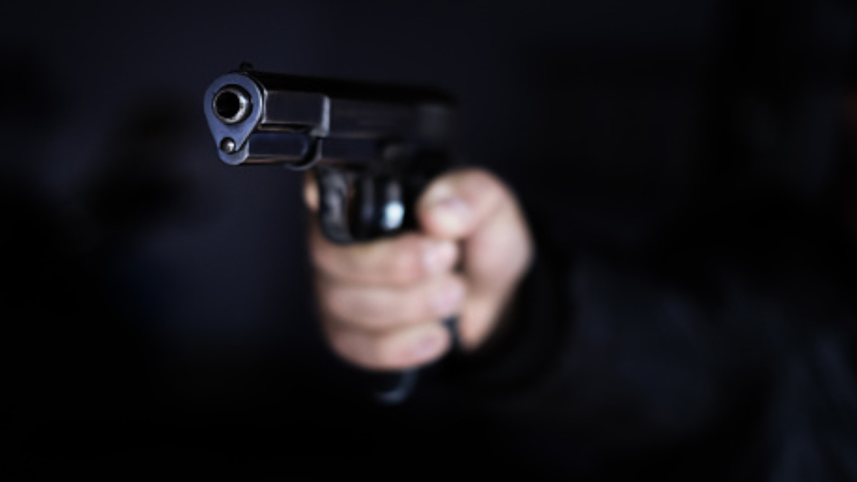 Fuerte video: ladrón agrede a policía; el oficial saca su arma y le dispara