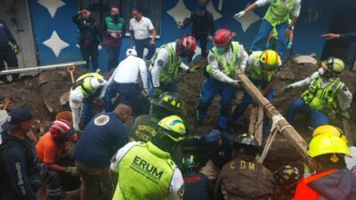 Elementos de emergencias en CDMX laboraron para rescatar los cuerpos de dos personas atrapadas en un deslizamiento de una obra en la alcaldía Álvaro Obregón