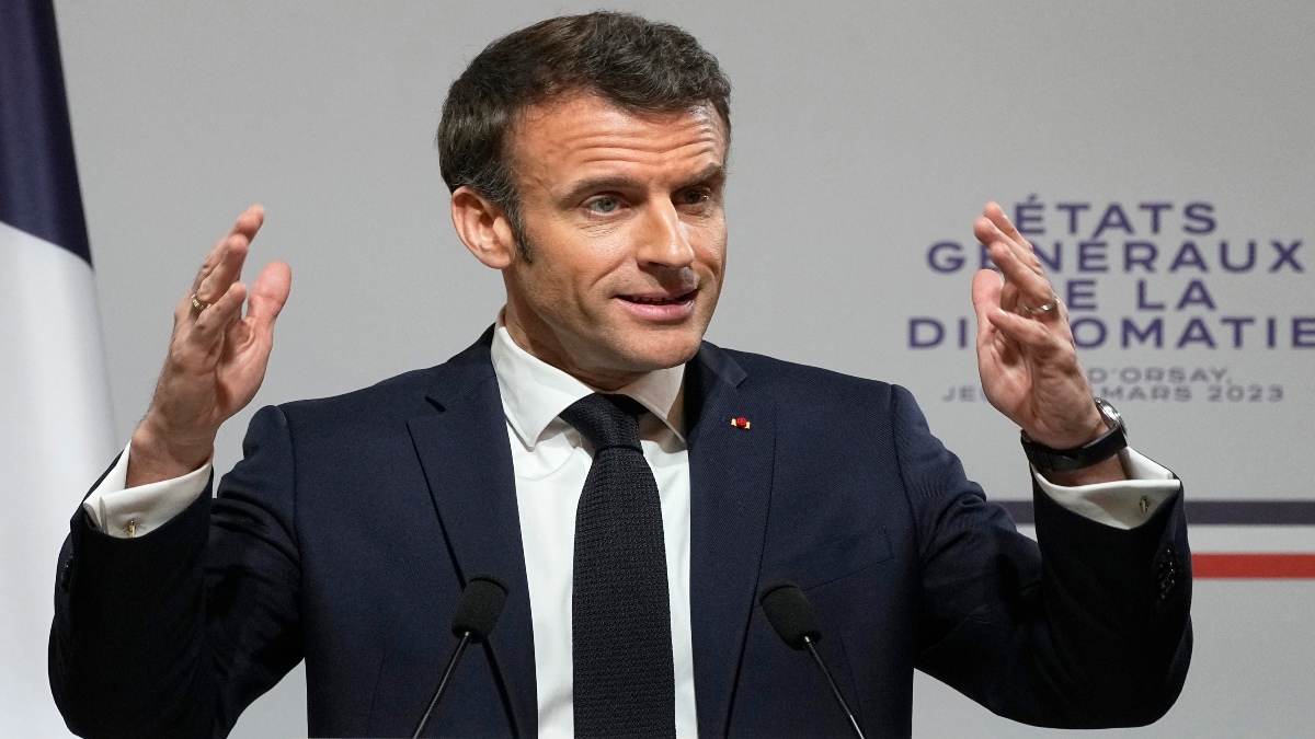 Emmanuel Macron aprueba su impopular reforma de pensiones en Francia; una lucha de más de 30 años