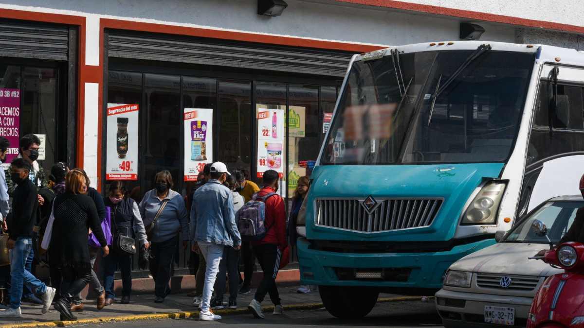 Un autobús del transporte público aventó a una mujer que cruzaba la calle