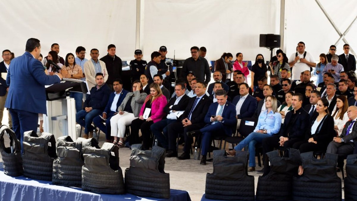 Entrega gobernador Diego Sinhue Rodríguez Vallejo equipamiento de seguridad