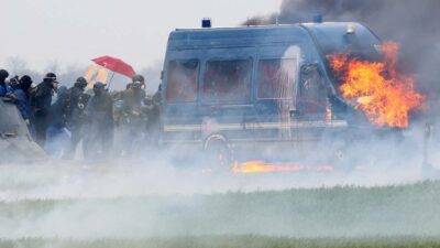 Francia Protestas Quema De Coches Enfrentamientos