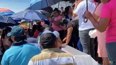 Cortejo fúnebre de niños envenenados en Chiapas.