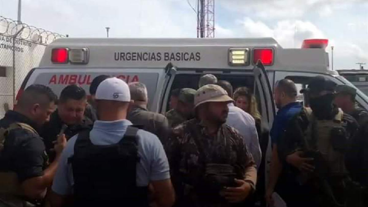 imagen que muestra a agentes del FBI de EU y policías de México entregando a los ciudadanos estadounidenses secuestrados en tamaulipas