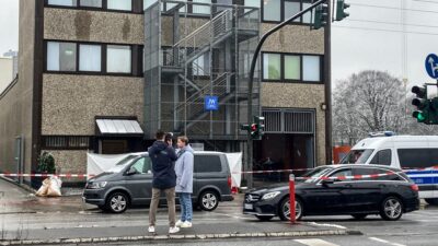 Ataque Hamburgo, patrulla y carros afuera del edificio de Testigos de Jehová