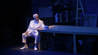 Ignacio López Tarso vestido de blanco en una obra de teatro