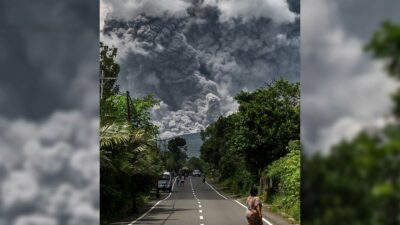 Indonesia Volcan Merapi Erupcion Nube De Cenizas