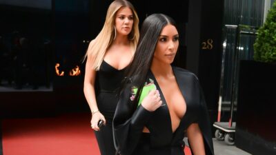 Kim y Khloé Kardashian vestidas de negro