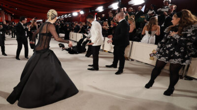 Lady Gaga ayuda a fotógrafo que se cayó durante los Oscar