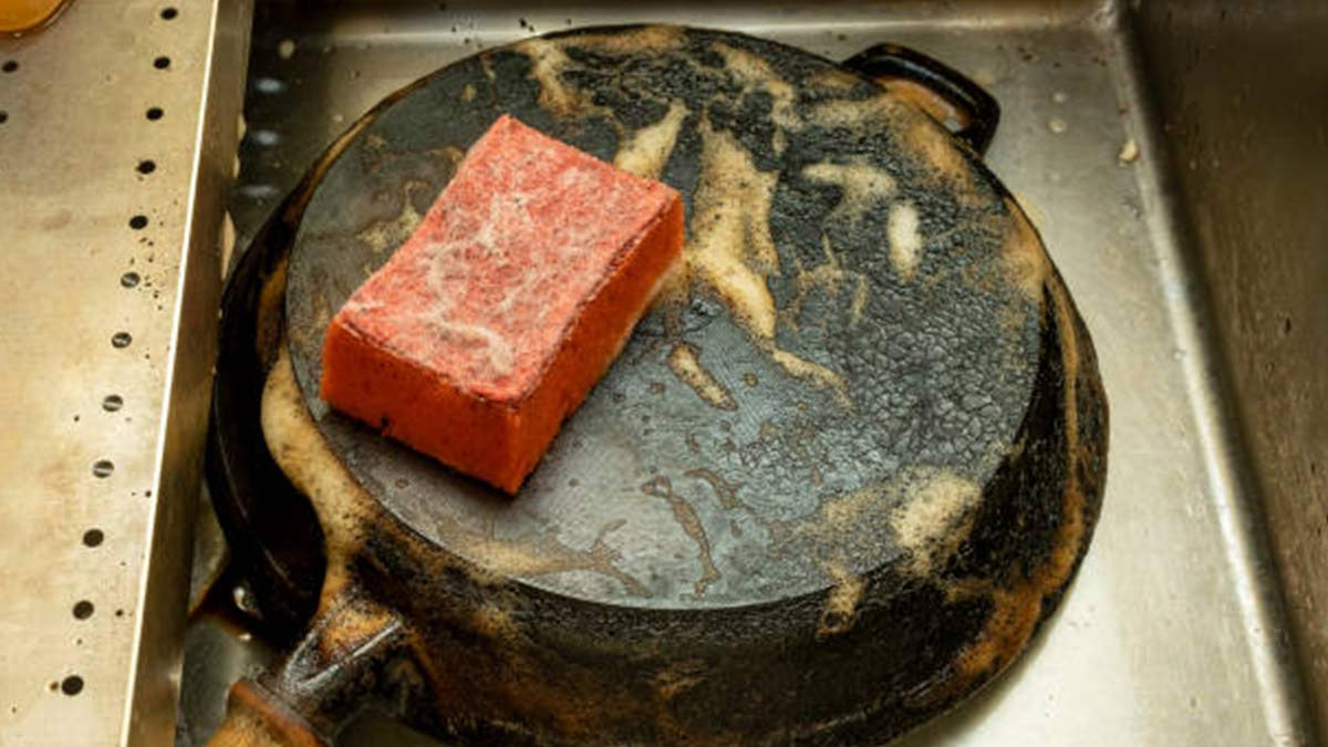 Cómo curar y cocinar en una sartén de hierro fundido