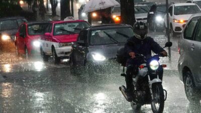Automovilistas y motociclistas bajo una lluvia fuerte en la CDMX