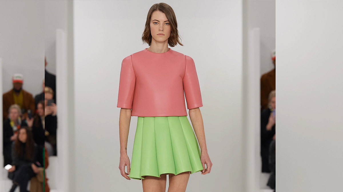 ¿Eres fan de Polly Pocket? la marca Loewe lanza su nueva colección de ropa inspirada en ella