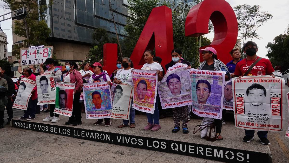 Manisfestantes En La Busqueda De Justicia Por Los Normalistas Desaparecidos De Ayotzinapa