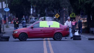 Marchas CDMX coche bloqueando en calle de la capital