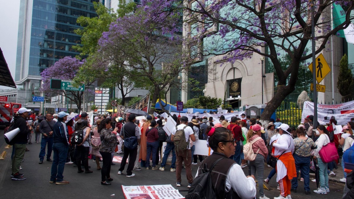 Marchas CDMX, personas en protesta frente a la FGR