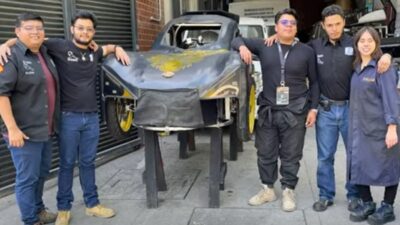 Estudiantes de la UNAM en plena construcción de Mictlán, auto eléctrico