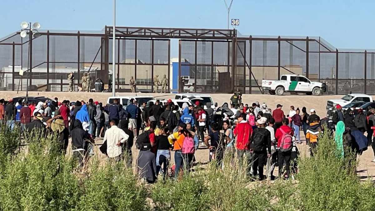 Migrantes intentan cruzar a Estados Unidos a la Fuerza