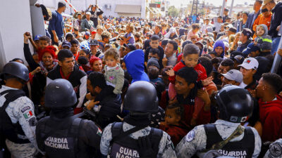 Migrantes intentan cruzar en estampida desde México a EU