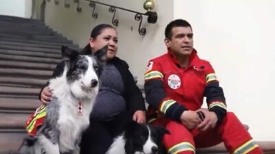 Mónica Huerta, abogada, con dos perritos y un elemento de rescate