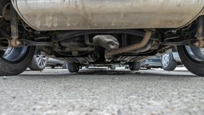 Multa por arreglar tu auto en la calle en CDMX; costo y excepciones
