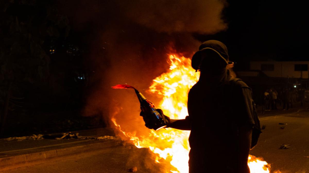 Normalistas prenden fuego a Palacio de Oaxaca