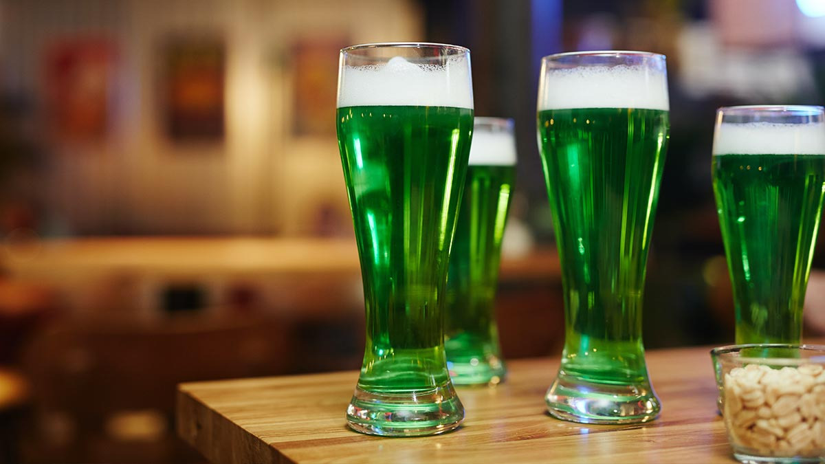 ¿Dónde surgió la cerveza verde característica del Día de San Patricio?