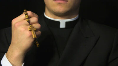 sacerdote padre iglesia