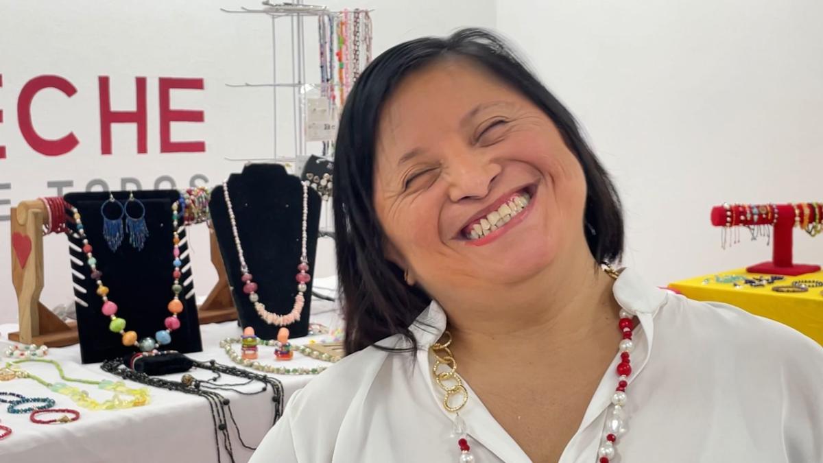 Paquita, artesana con Down lidera talleres de bisutería en Campeche