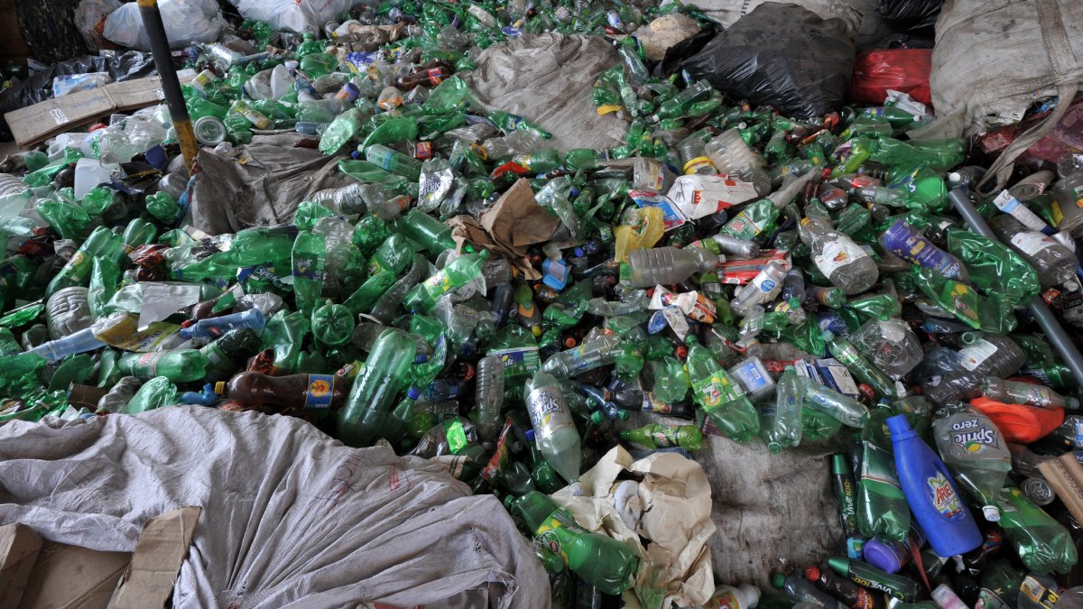 Recolectores de basura en huelga en París; se juntan más de 5 mil toneladas de residuos en las calles