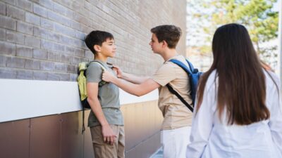 estudiante defiende maestra pelea alumno