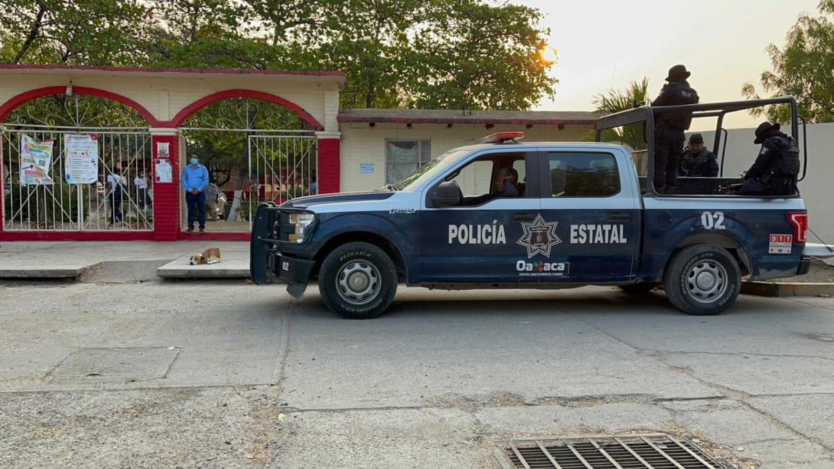 Patrulla cuida escuela en Oaxaca.