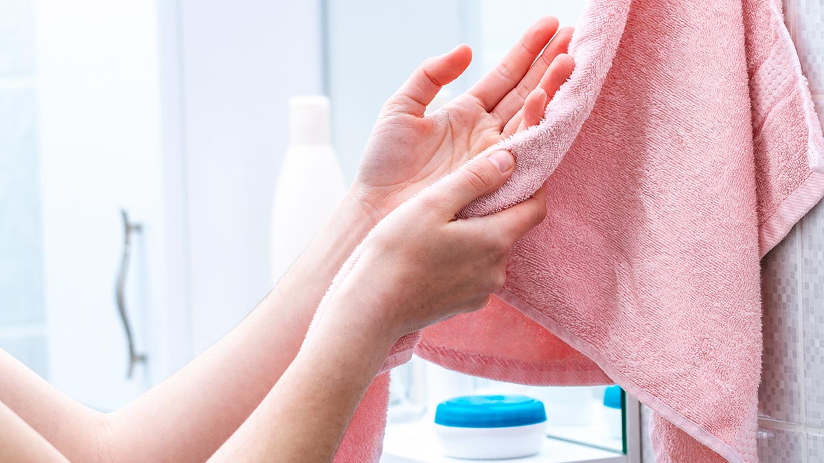 ¿Por qué deberías secarte las manos después de lavarlas?