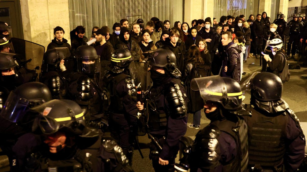 Manifestantes y policías en la noche en una calle de Francia