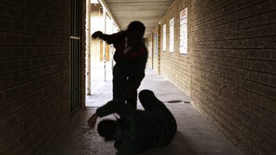 Alumnos golpean a compañero en escuela de Puebla