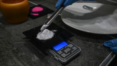 Xilacina, persona pesando cocaína en una báscula gramera