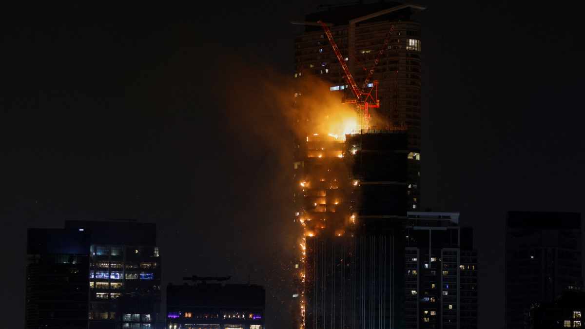 Rascacielos se incendia en Hong Kong: impactantes imágenes