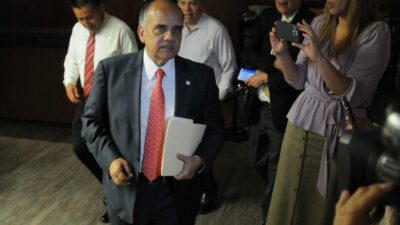 Senador del PRI, Manuel Añorve, llegando a la Cámara Alta