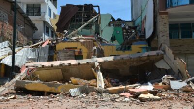 Edificación derrumbada por sismo en Ecuador