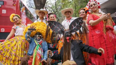 Personajes con disfraces y vestuarios regionales en Paseo de la Reforma en la inauguración del Tianguis Turístico 2023