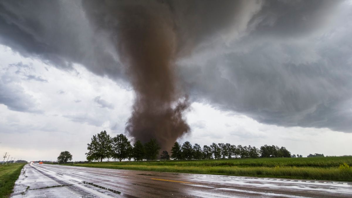 Captan formación y destrozos de feroces tornados en Estados Unidos