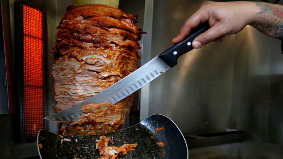 trompo de tacos al pastor taquero