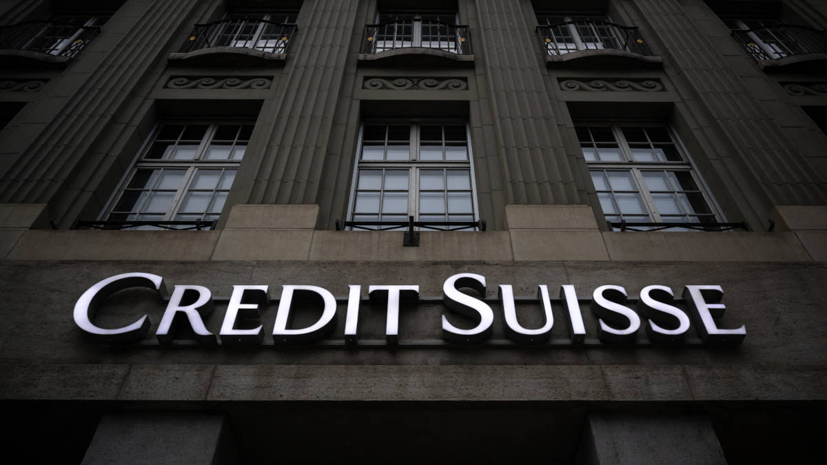 Banco suizo UBS anuncia que comprará a Credit Suisse, su mayor rival