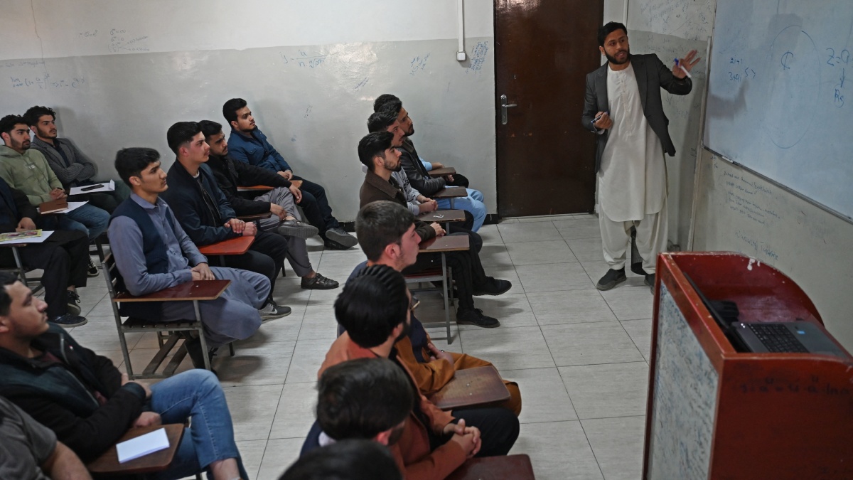 Afganistán estudiantes hombres durante clase universitaria