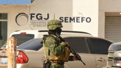 Elemento del Ejército afuera del Semefo en Matamoros, Tamaulipas