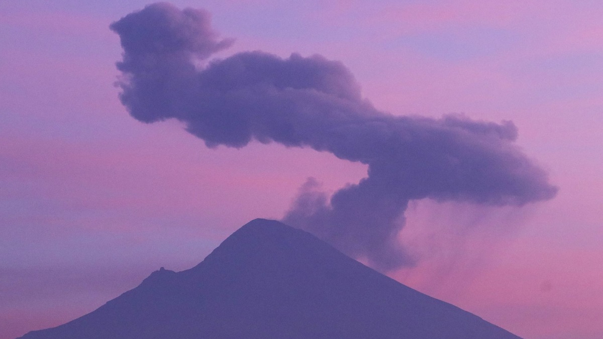 volcan-popocatepetl-registra-fumarola-ve-video