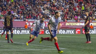 Jugadores de Xolos y Monterrey en partido de la Liga MX