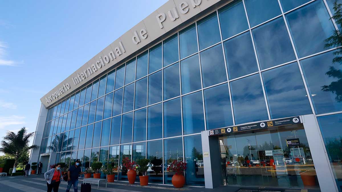 Aeropuerto Puebla suspende actividades por caída de ceniza del Popocatépetl