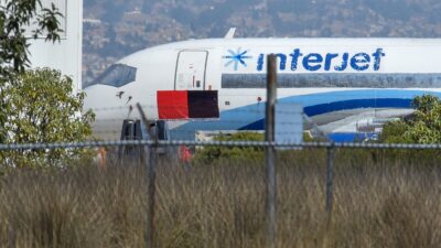 Foto de avión de Interjet varado con bandera rojinegra
