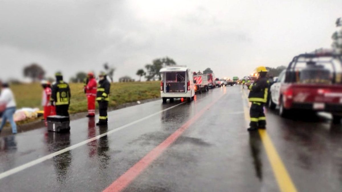 Personal de Cruz Roja y Bomberos trabajando en accidente en carretera Amozoc - Perote en Tlaxcala